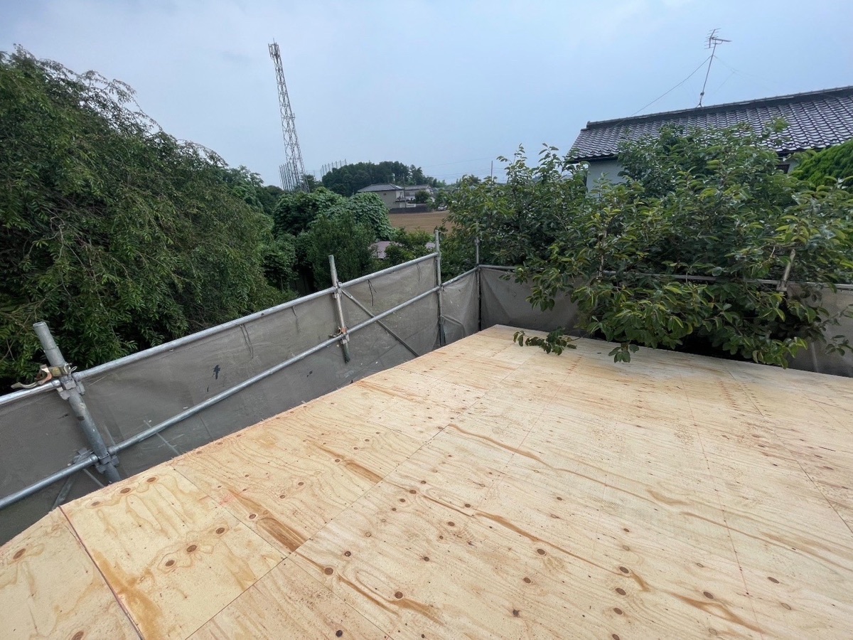 屋根野地板張り込み　ｙａｎｅｎｏｊｉｉｔａｈａｒｉｋｏｍｉ