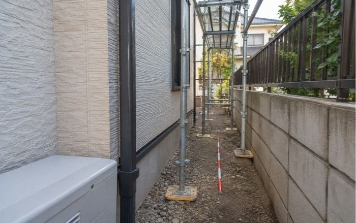 足場が組めるかは敷地幅と搬入経路を調べて判断する