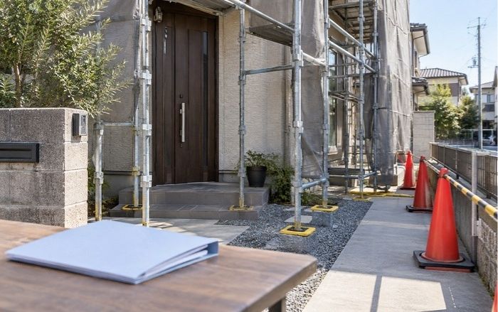 外壁と屋根を同時に塗装すると、足場代はどう変わる?